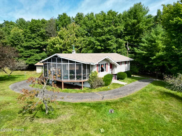 9 Pine Tree Ln, Hawley, PA 18428