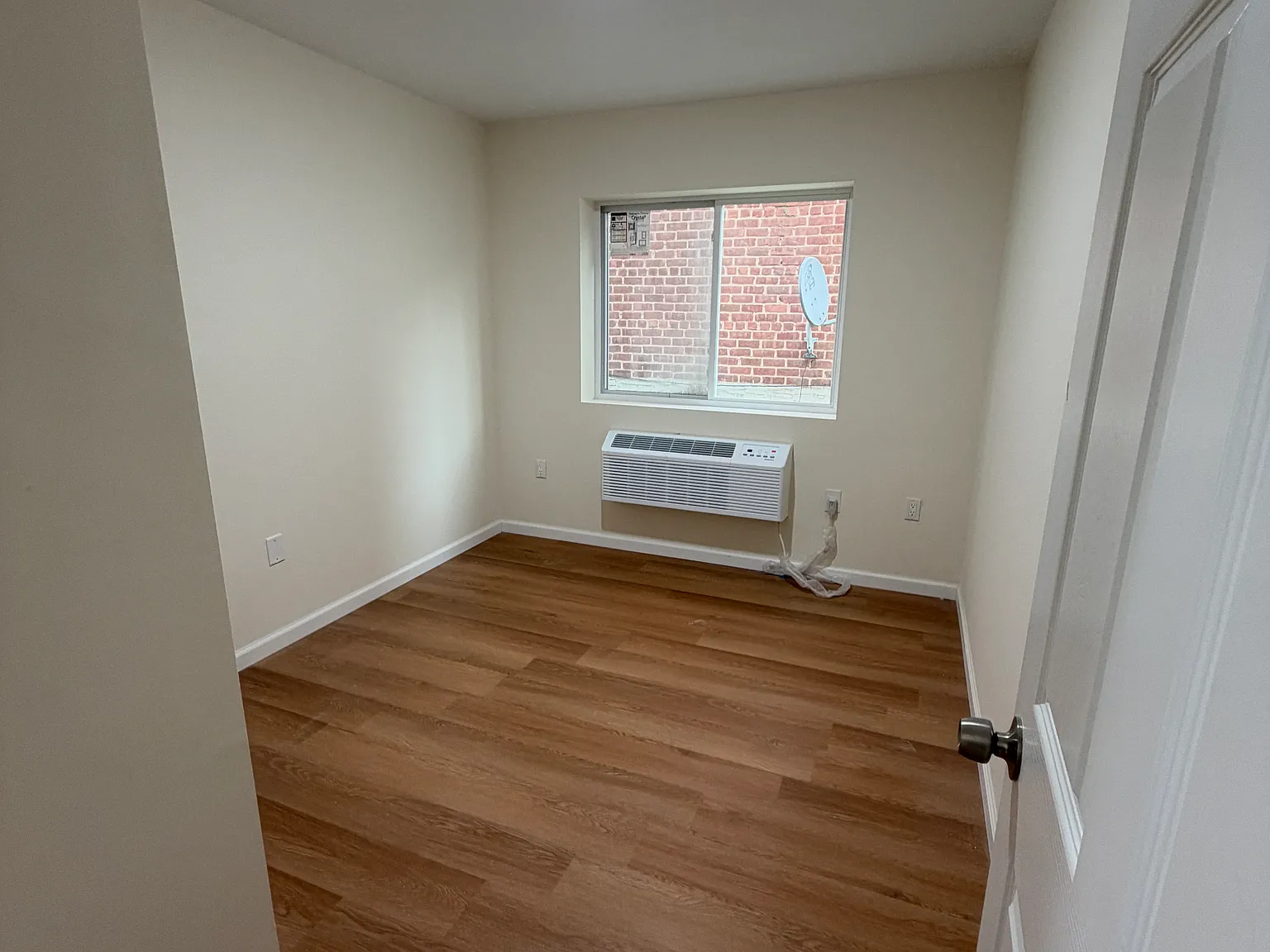 3 bed, 1000 sqft, $3,373 — Photo 4