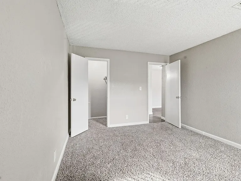 Woodland HIlls Apartments — Photo 25