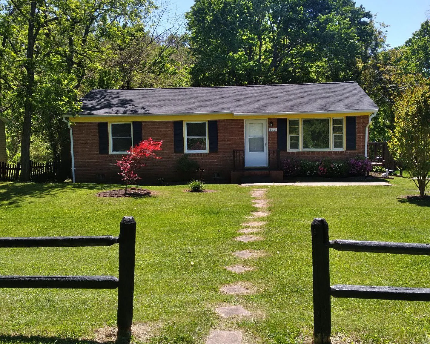 3 bed, 1075 sqft, $1,900 — Photo 1