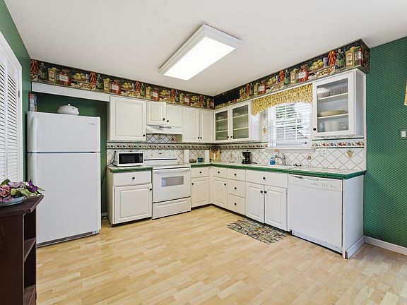 4th image of 121 London Ct #121