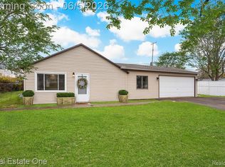 2762 Emmons Ave, Rochester Hills, MI 48307