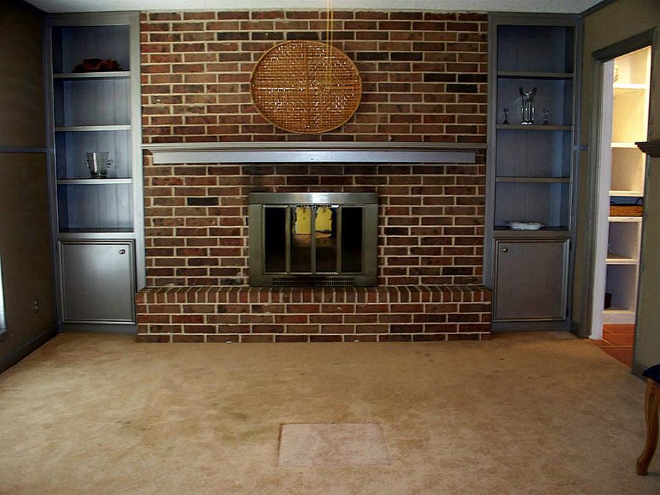 BEAUTIFUL WOOD BURNING FIREPLACE
IN THE FRONT LIVING ROOM