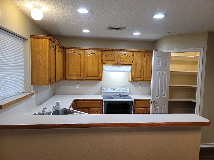 3 bed, 2.0 bath, 1560 sqft, $1,950 — Photo 3