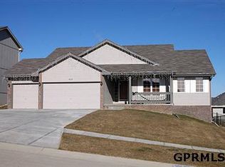 608 Pearl Cir, Elkhorn, NE 68022