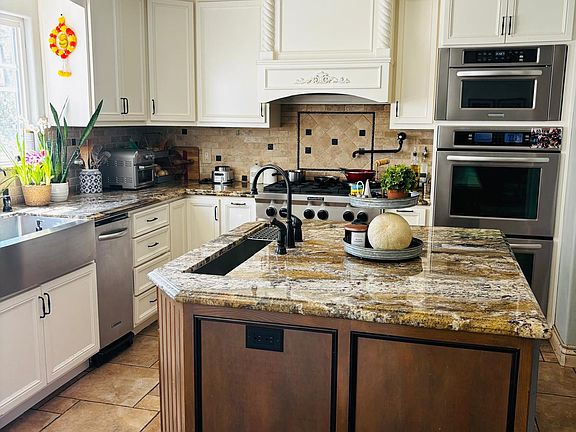 Fully updated kitchen with high-end utensils and wine cooler.