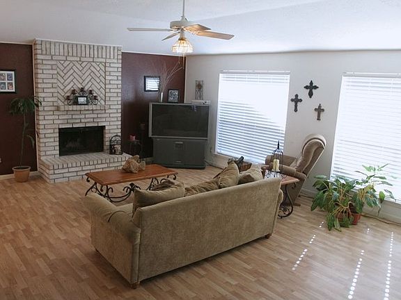 SPACIOUS LIVING AREA WITH LAMINATE FLOOR, HIGH CEILING AND FIREPLACE
