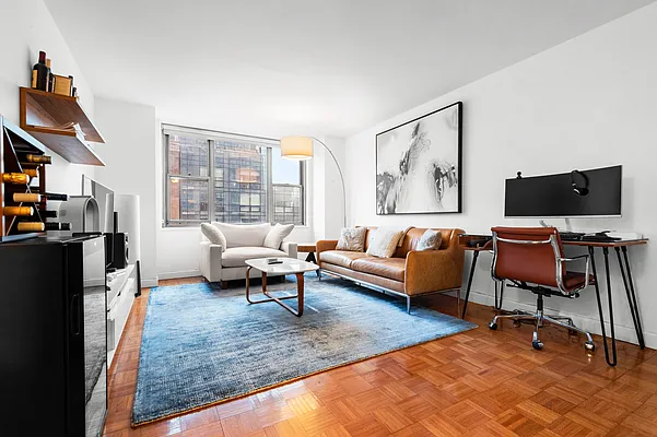 Rented by Coldwell Banker Warburg | media 8