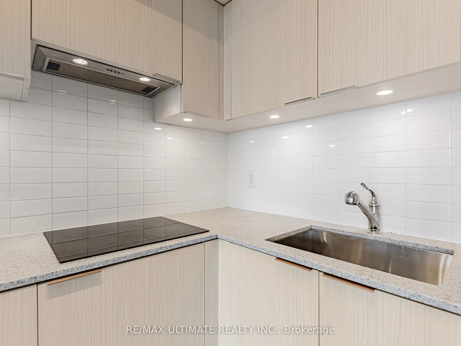 Wellesley on the Park Condos — Photo 4
