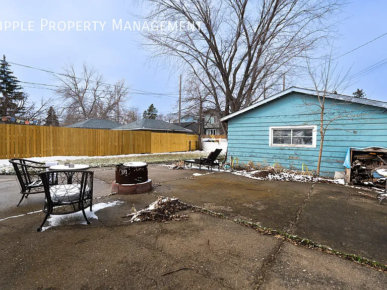 6039 18a St SE #UPPER — Photo 4