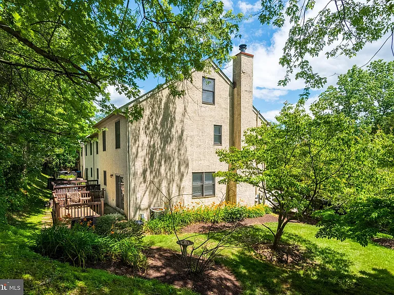 547 Pickering Station Dr — Photo 3