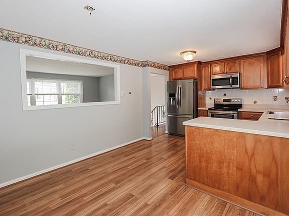 5th image of 293 Jackson St