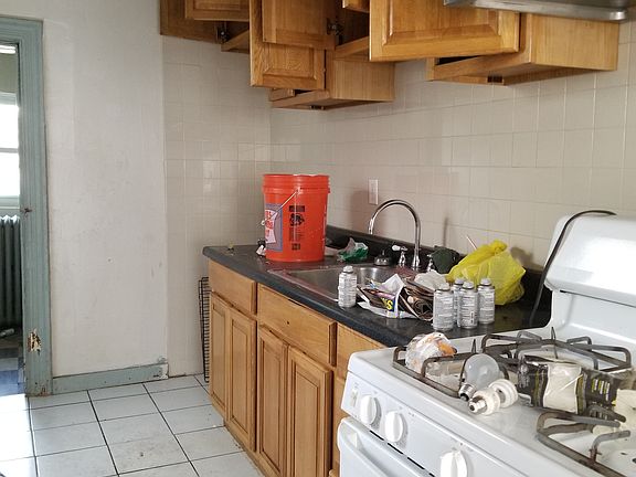 3rd image of 1907 E Oakdale St