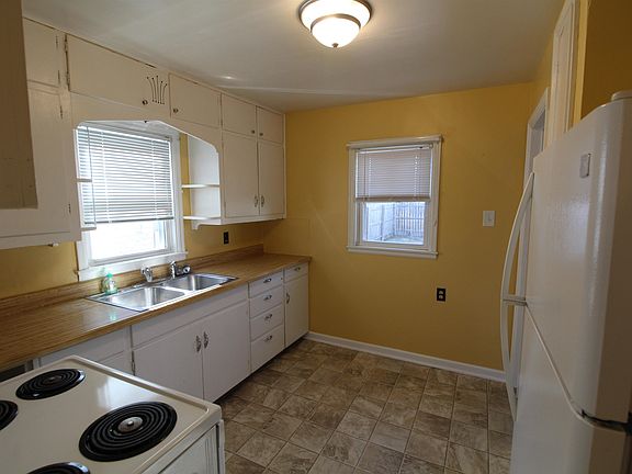 4th image of 521 Logan St