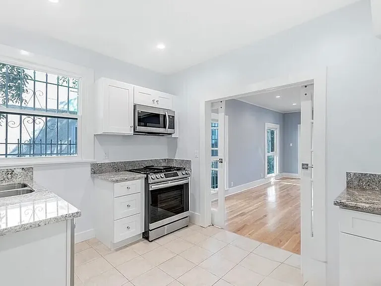 549 N Windsor Blvd — Photo 6