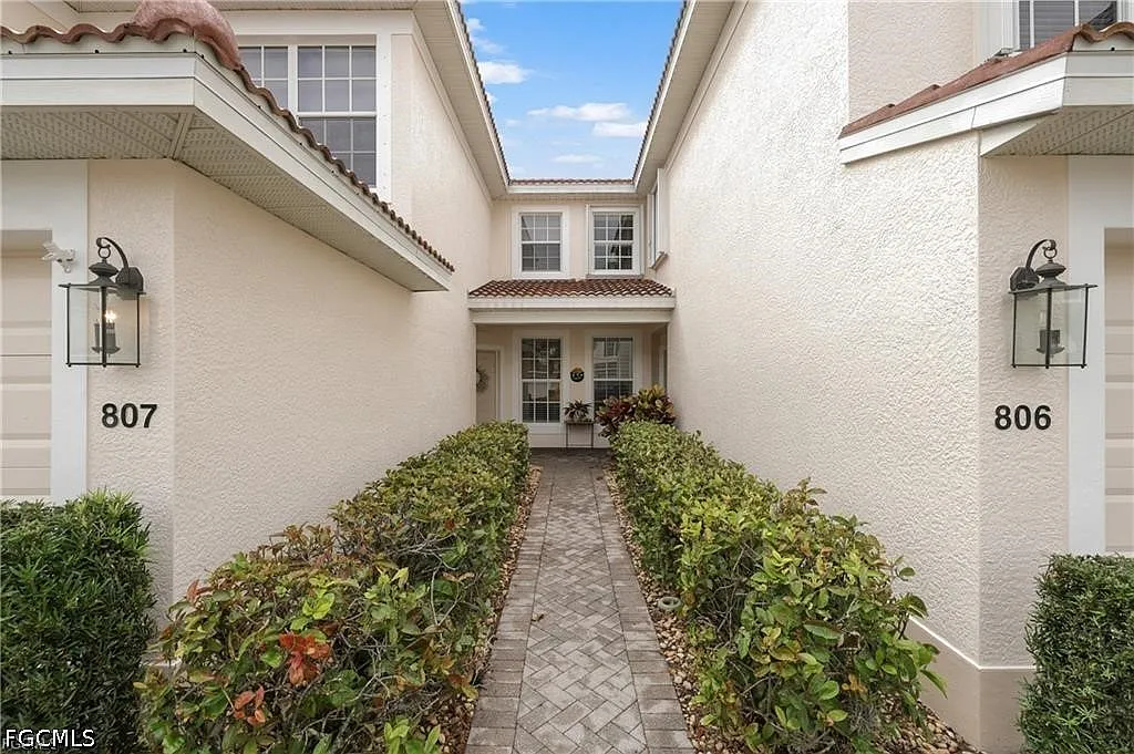 2 bed, 2.0 bath, 1378 sqft, $3,950 — Photo 2