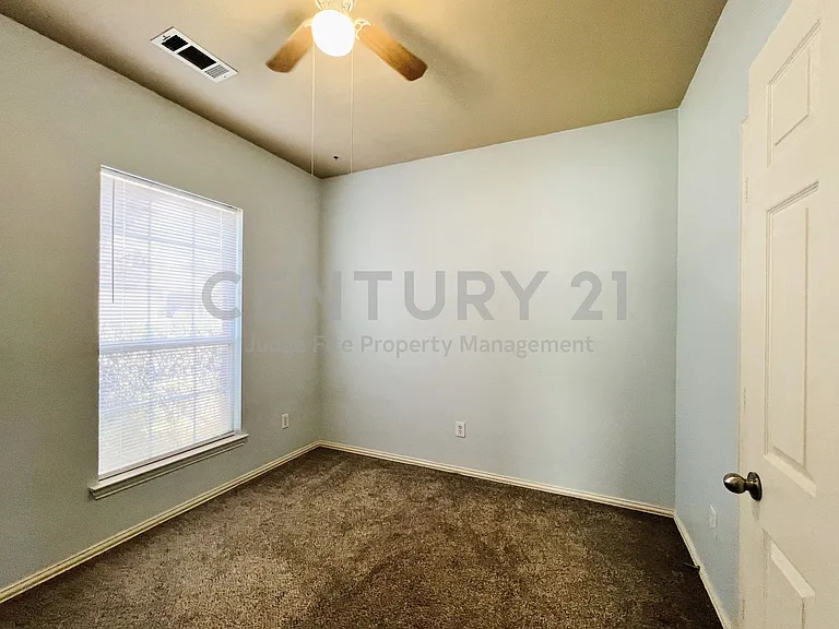 552 Kerry St — Photo 20