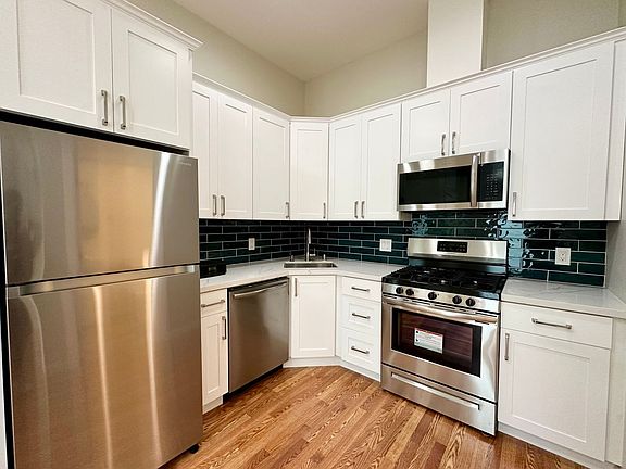 3rd image of 900 Bay St #13