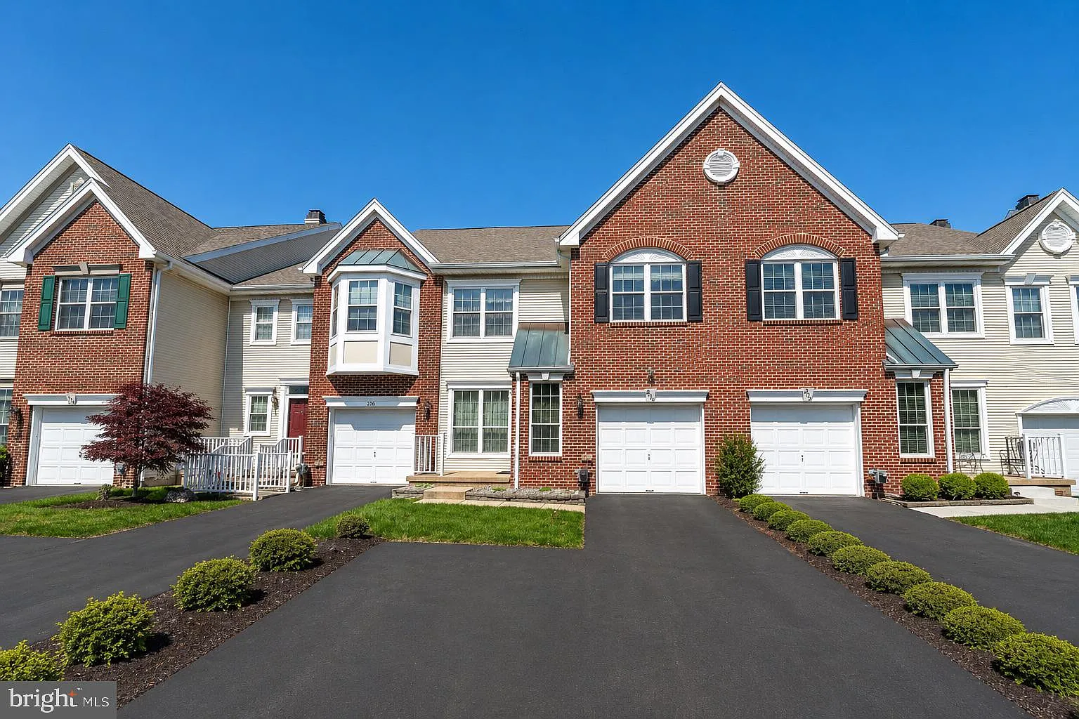 3 bed, 3.5 bath, 2525 sqft, $3,995 — Photo 1