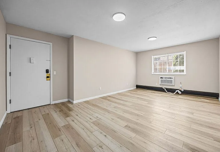Holcomb Village Apartments — Photo 6