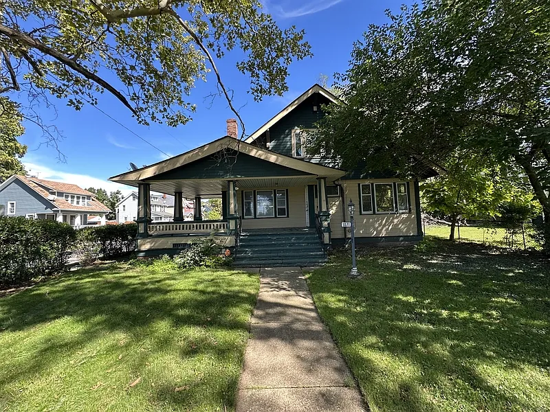 5 bed, 2.0 bath, 1704 sqft, $1,600 — Photo 1