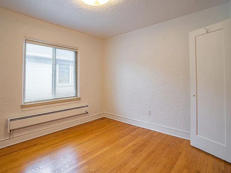 4435 Phinney Ave N — Photo 28