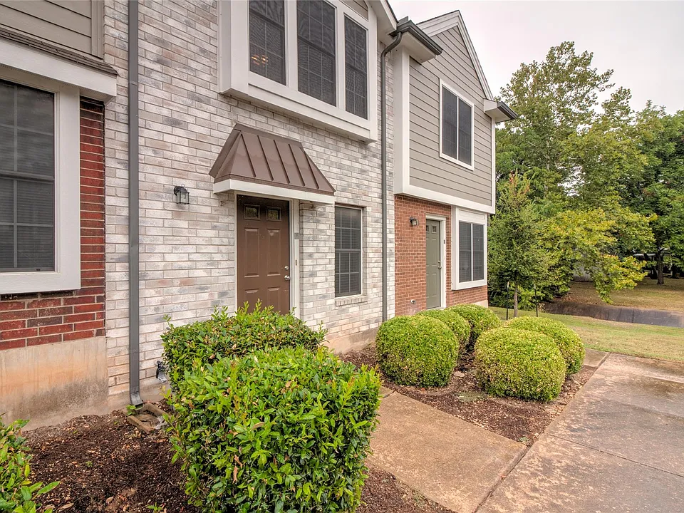 202 S College St #2