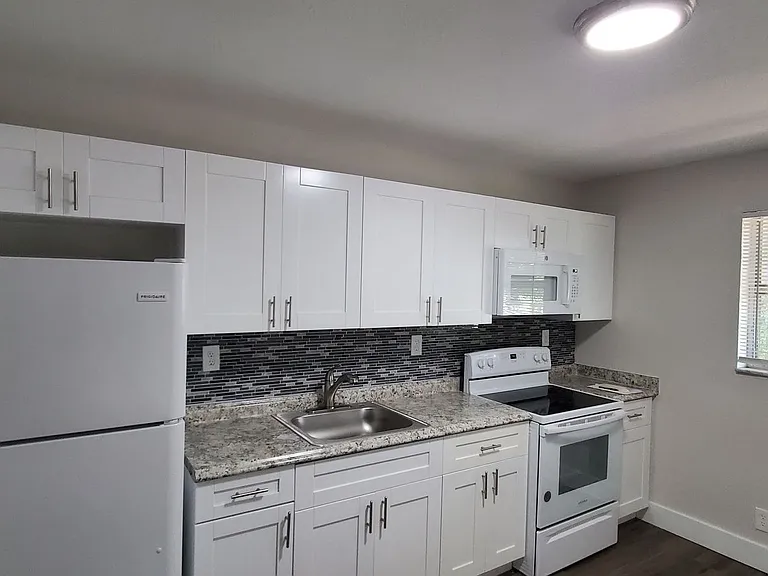 450 SW 2nd St #518 — Photo 3