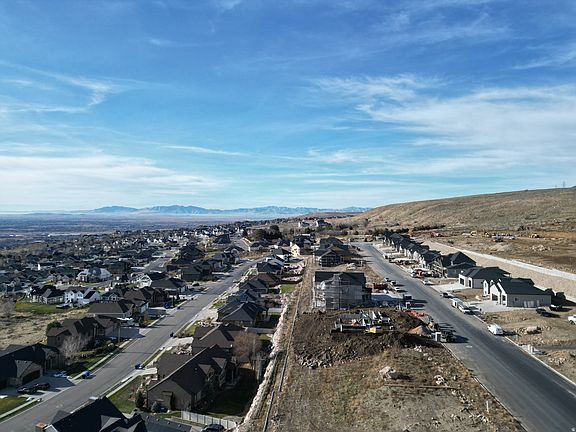 4th image of 765 E Mountain Rd