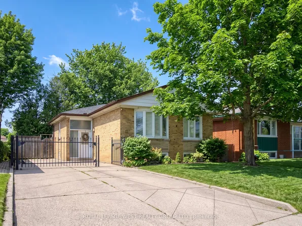 12 Leavenworth Cres, Toronto, ON M9C 1T4