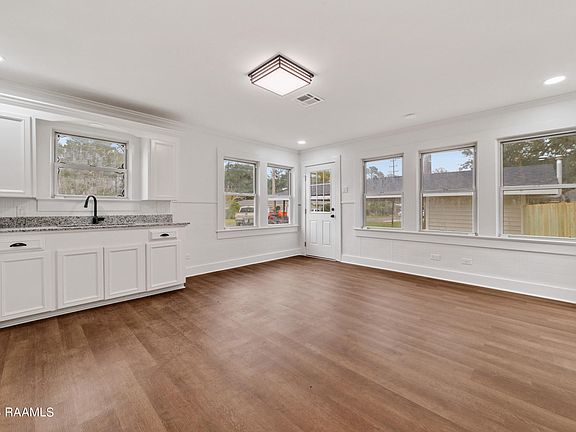 5th image of 1526 N Avenue D