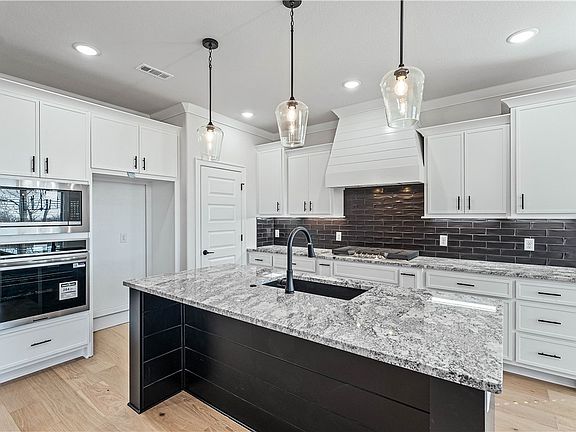 3rd image of 601 Steep Hill Ln