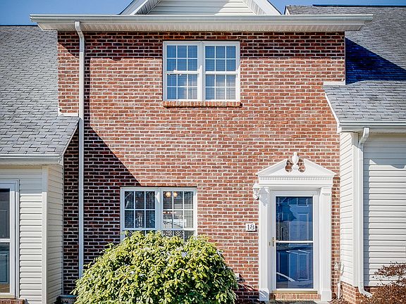 2nd image of 18 Rainbow Cir #18