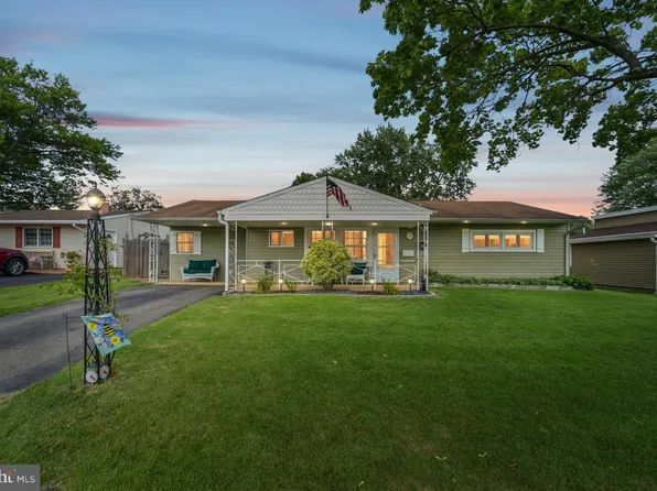 283 Lakeside Dr #E, Levittown, PA 19054