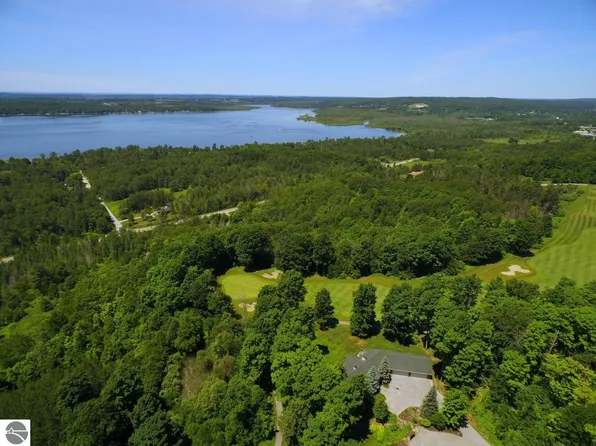7 Creek Hill Dr, Bellaire, MI 49615