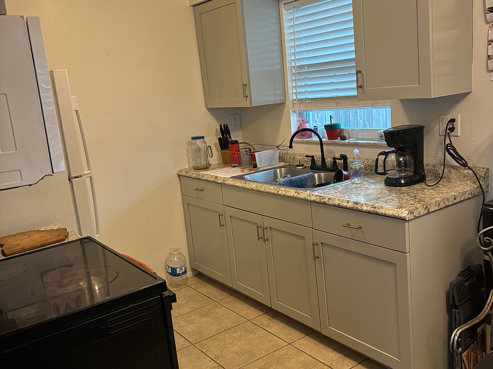 2nd image of 1641 Maple Dr #2
