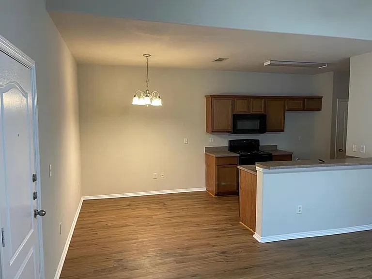 947 Sylvia St — Photo 2