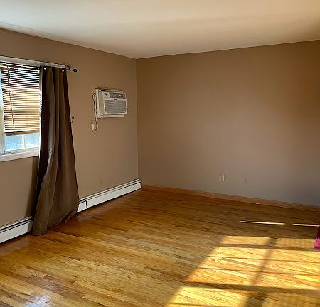 5th image of 23 Brookside Dr W