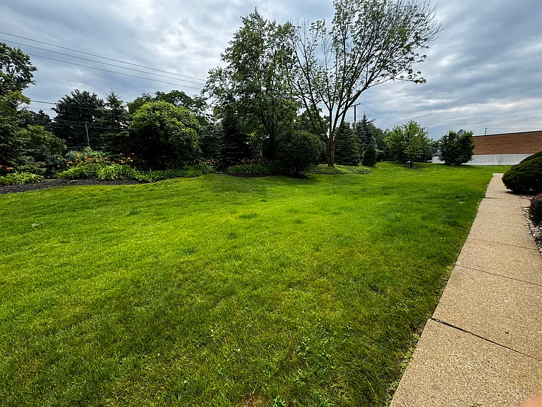 786 Greenwood Rd — Photo 27