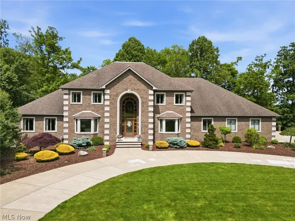 1337 Meadowood Cir, Poland, OH 44514