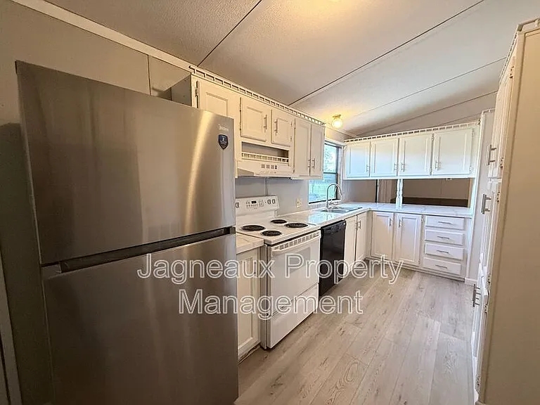 1115 N Crocker St — Photo 3