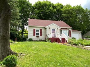 202 Locksley Rd, Syracuse, NY 13224