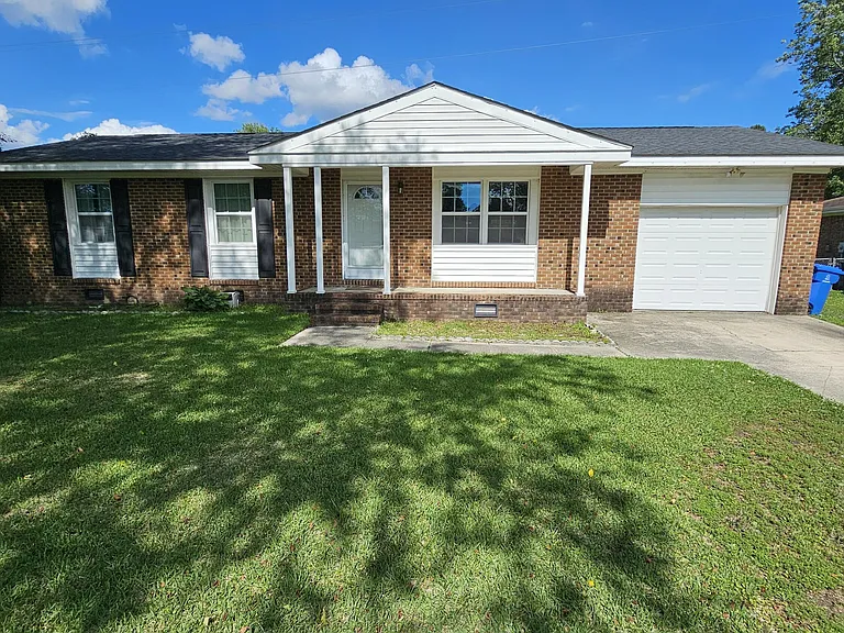 109 Valley Ct — Photo 1