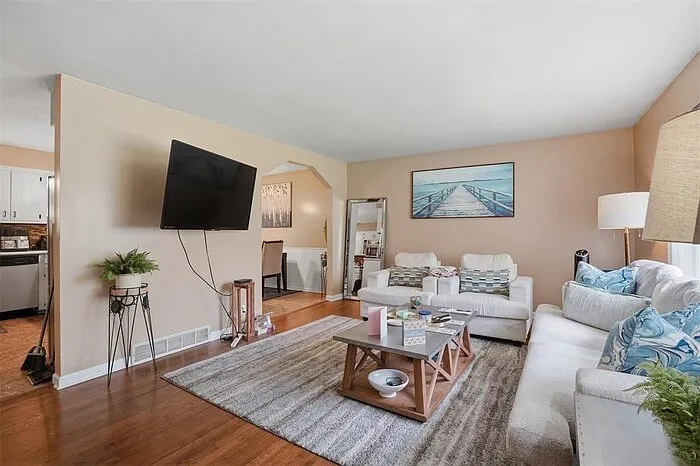 3 bed, 2.5 bath, 1700 sqft, $2,500 — Photo 3