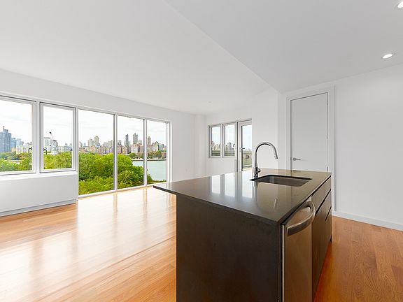 3rd image of 31-43 Vernon Blvd #701