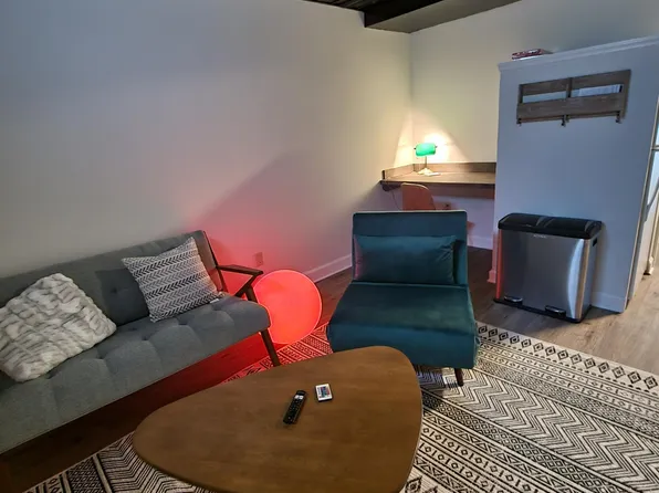 902 S Main St, Blacksburg, VA