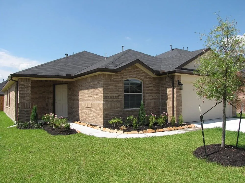 4 bed, 2.0 bath, 2013 sqft, $2,000 — Photo 2