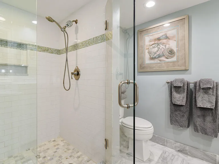 325 Beach Rd #301 — Photo 40