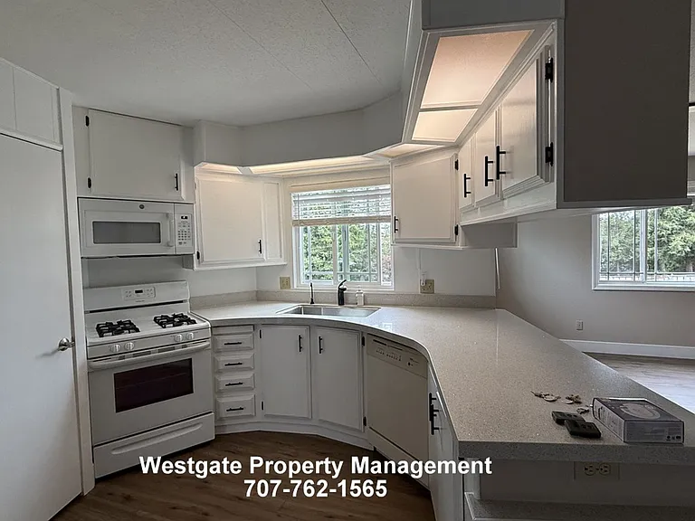 965 Eastman Ln — Photo 11