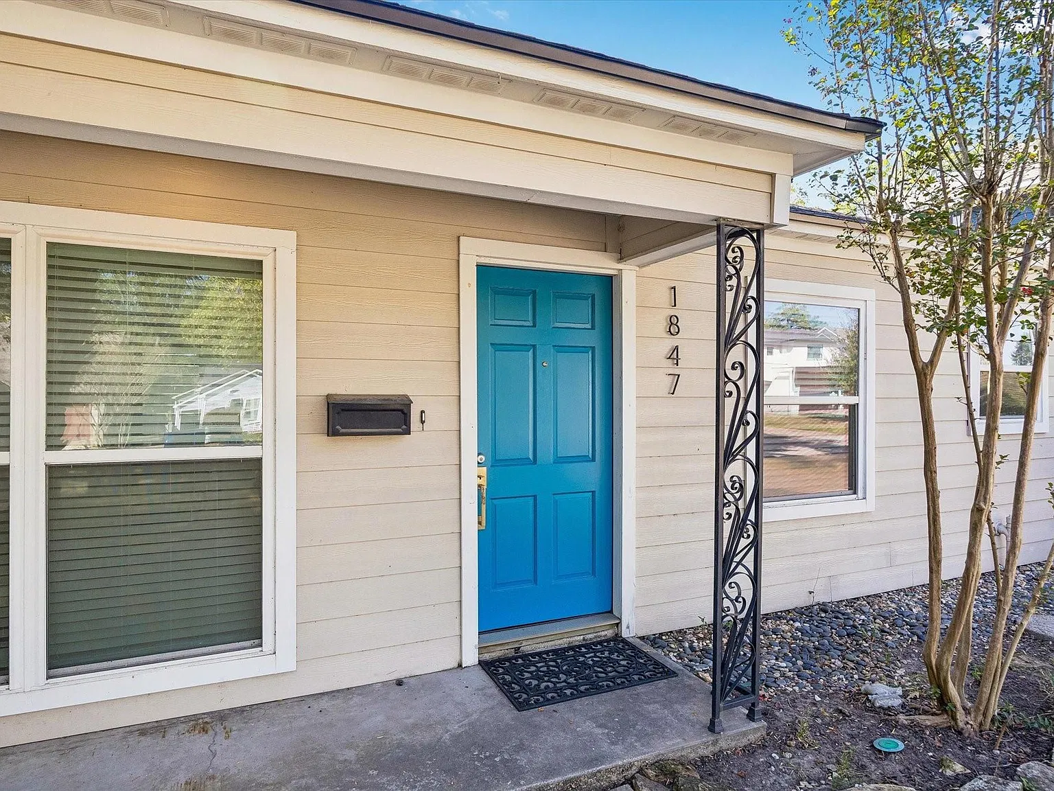 3 bed, 2.0 bath, 1750 sqft, $2,500 — Photo 2